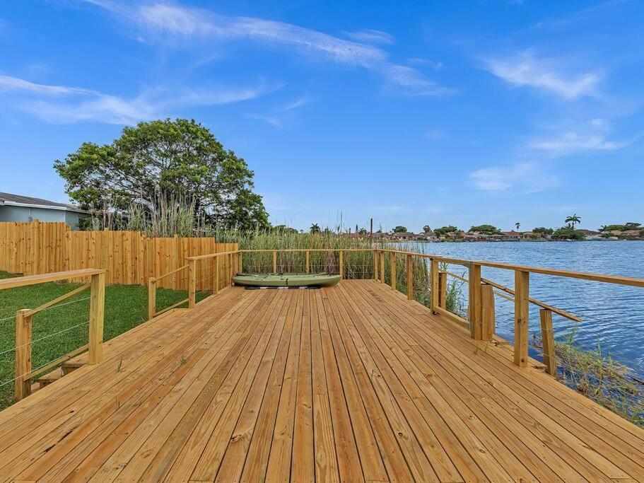 Supervilla - Lakefront - Sunsets, Kayaks, Grill Fort Lauderdale Buitenkant foto